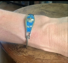 Load image into Gallery viewer, 1960’s Hinged sterling inlay bangle