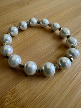 Load image into Gallery viewer, Stretch bracelet with vintage pearls