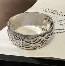 Load image into Gallery viewer, Whiting &amp; Davis Co silver hinged bangle