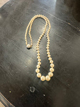 Load image into Gallery viewer, Graduated pearl necklace