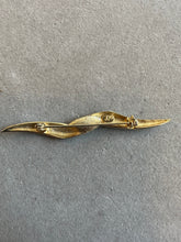 Load image into Gallery viewer, JJ wavy gold brooch
