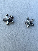 Load image into Gallery viewer, Tiny Sterling flowers