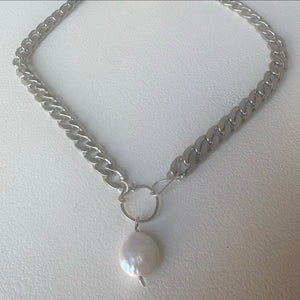 Baroque pearl toggle necklace