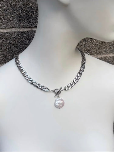 Baroque pearl toggle necklace
