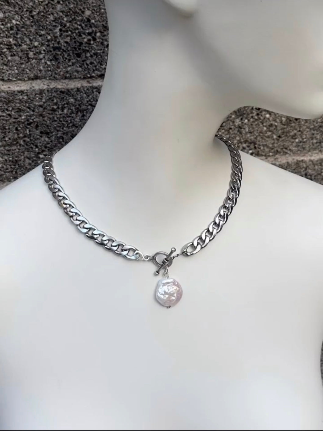 Baroque pearl toggle necklace