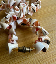 Load image into Gallery viewer, Vintage pink conch shell Necklace