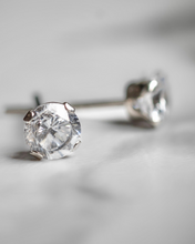 Load image into Gallery viewer, Diamond solitaire studs