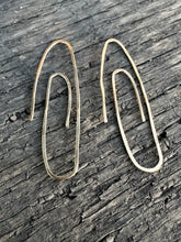 Load image into Gallery viewer, The Paperclip earring
