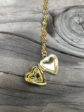 Load image into Gallery viewer, Flower Heart Locket
