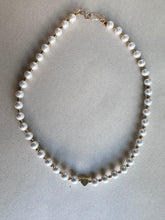 Load image into Gallery viewer, Pearl n heart choker