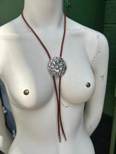 Load image into Gallery viewer, Roget pin bolo