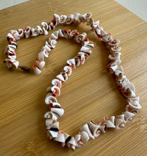 Load image into Gallery viewer, Vintage pink conch shell Necklace