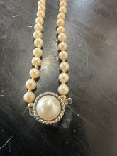 Load image into Gallery viewer, Graduated pearl necklace
