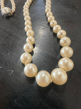 Load image into Gallery viewer, Graduated pearl necklace