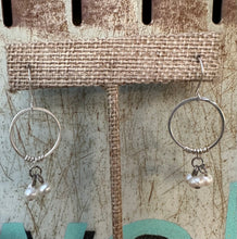 Load image into Gallery viewer, Pearl cluster hoops