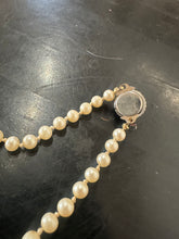 Load image into Gallery viewer, Graduated pearl necklace