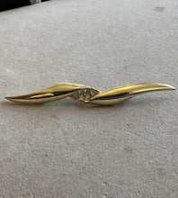 Load image into Gallery viewer, JJ wavy gold brooch