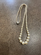 Load image into Gallery viewer, Graduated pearl necklace