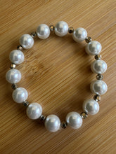Load image into Gallery viewer, Stretch bracelet with vintage pearls