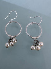 Load image into Gallery viewer, Pearl cluster hoops