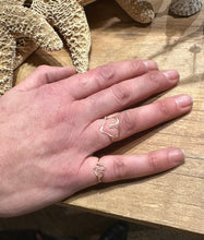 Load image into Gallery viewer, Tiny heart ring