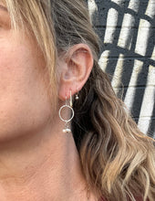 Load image into Gallery viewer, Pearl cluster hoops