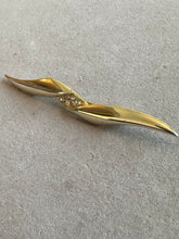 Load image into Gallery viewer, JJ wavy gold brooch