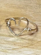 Load image into Gallery viewer, Tiny heart ring
