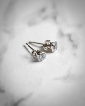 Load image into Gallery viewer, Diamond solitaire studs