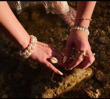 Load image into Gallery viewer, Stretch bracelet with vintage pearls
