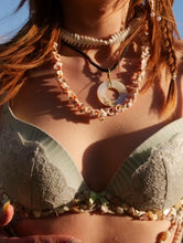 Load image into Gallery viewer, Vintage pink conch shell Necklace