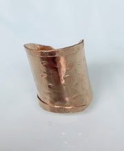 Load image into Gallery viewer, Gold cuff ring