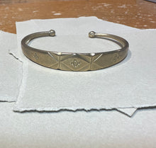 Load image into Gallery viewer, Vintage brass cuff