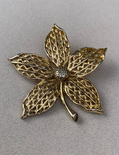 Load image into Gallery viewer, Flower brooch