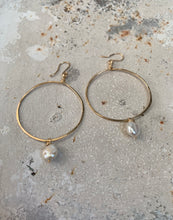 Load image into Gallery viewer, Medium 14 k goldfill hoop with pearl