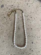 Load image into Gallery viewer, Simple pearl choker