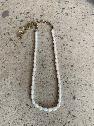 Simple pearl choker