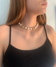 Load image into Gallery viewer, Pearl and gold choker