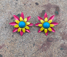 Load image into Gallery viewer, Sixties Flower earrings